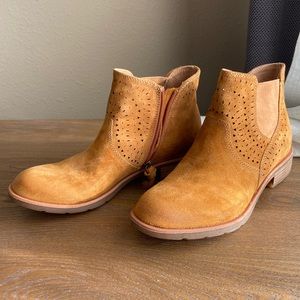 Sofft Manmade Leather Booties NWOT